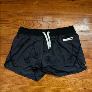 Vuori Clementine 2" Shorts Women's Small Gray Dandelion Athleisure Running Lined